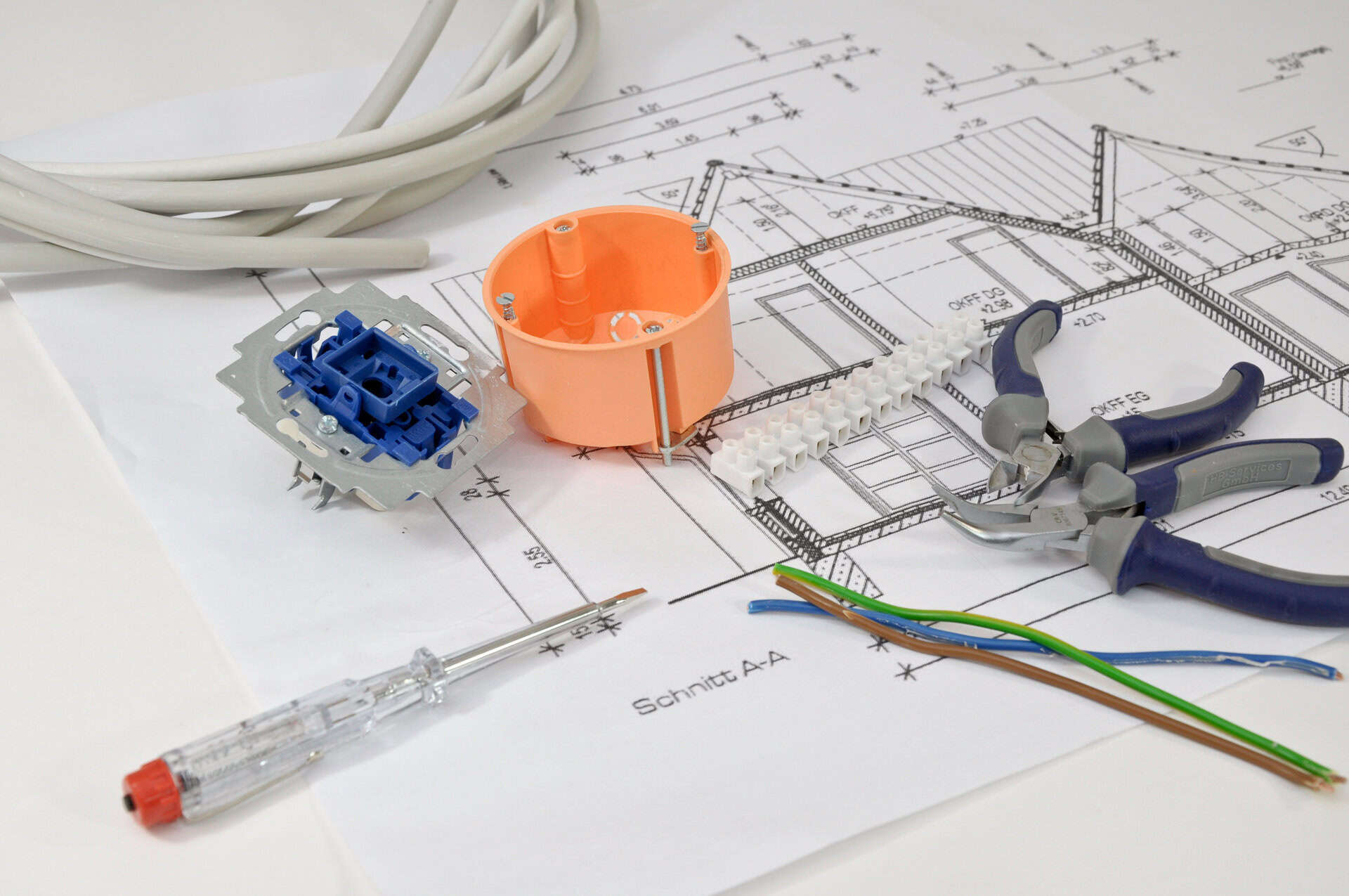 Detaillierte Elektroinstallationsarbeiten und technische Planung für innovative Gebäudeautomation.